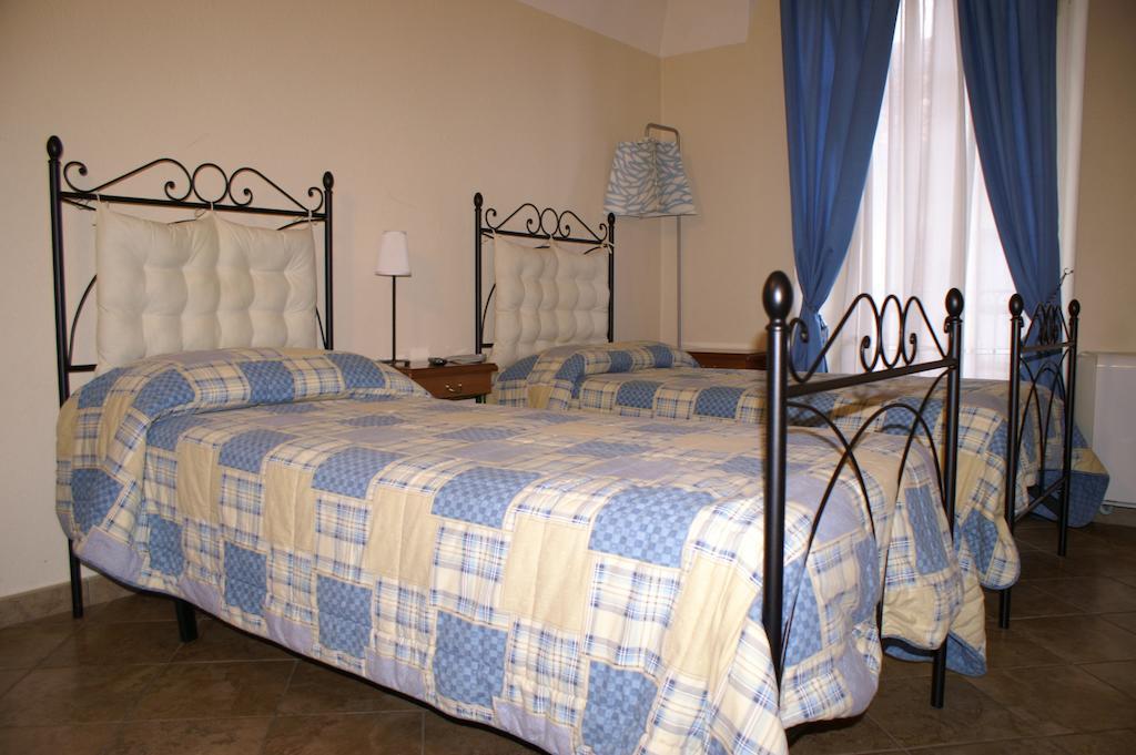 Hotel Porta Santa Maria Busca Ruang foto